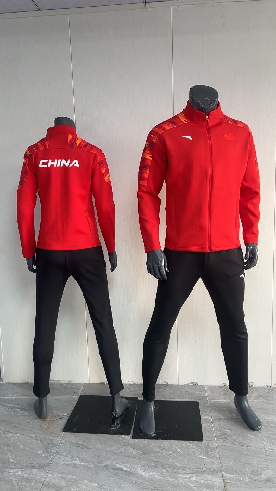 安踏贊助中國(guó)代表團(tuán)國(guó)家隊(duì)長(zhǎng)袖立領(lǐng)針織經(jīng)典紅運(yùn)動(dòng)套裝國(guó)服452440114-1